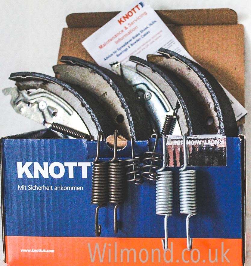 Knott 250 x 40 Auto Reverse Brake Shoes Two Axle Sets