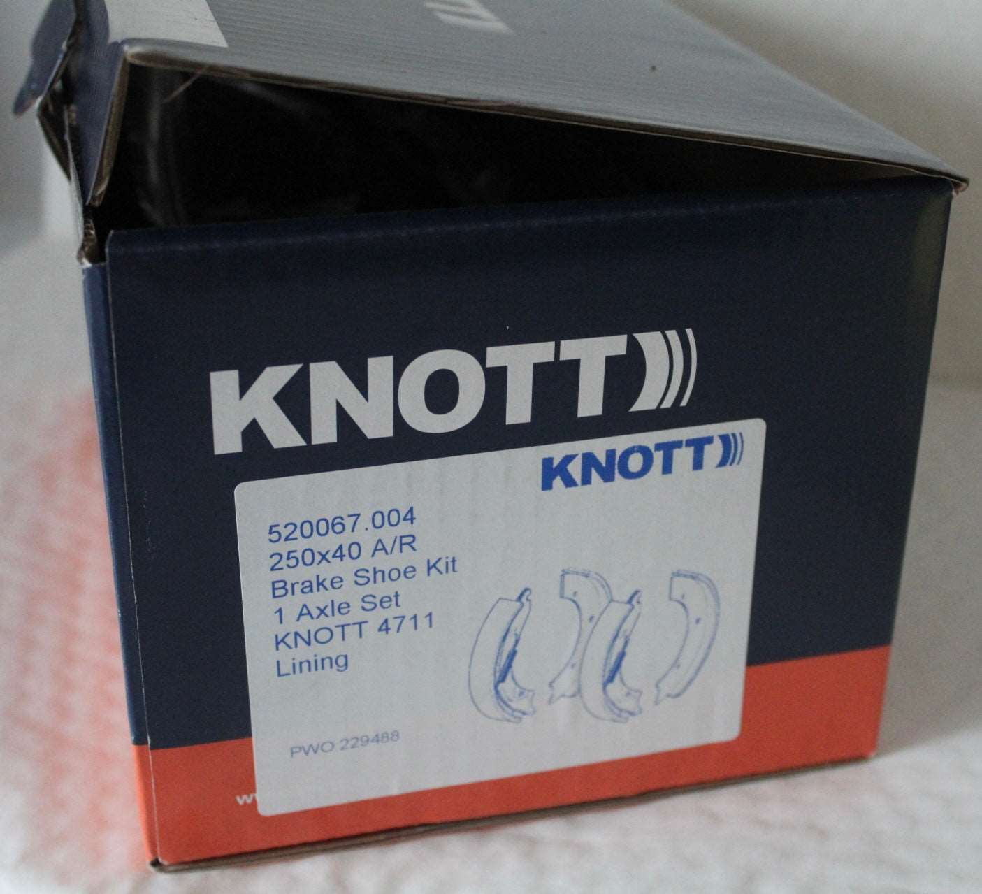 Knott 250 x 40 Auto Reverse Brake Shoes Two Axle Sets